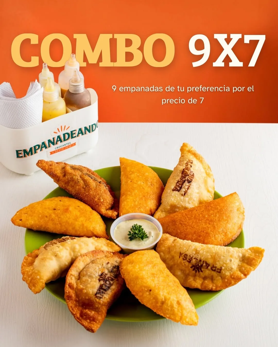 Combo 9x7 de Empanadeando con salsas de la casa