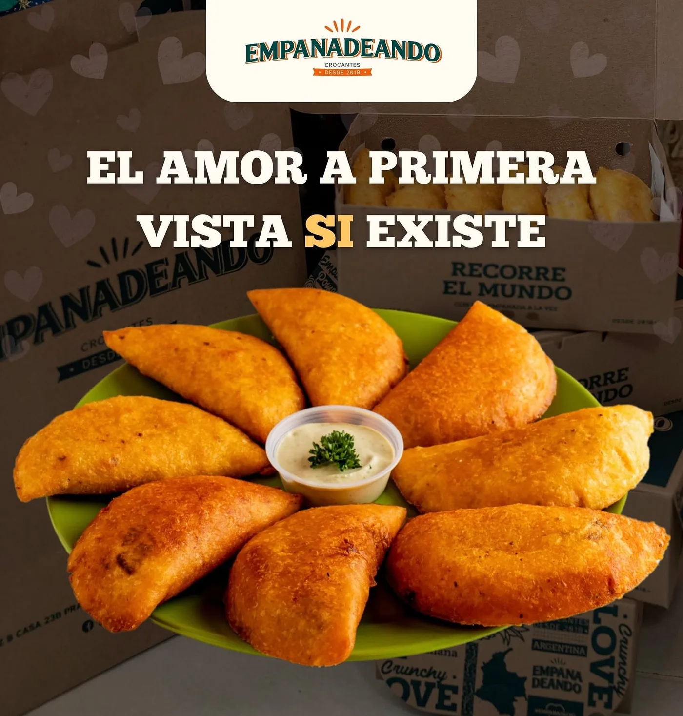 Plato de 8 sabores de empanadas con empaques de marca Empanadeando
