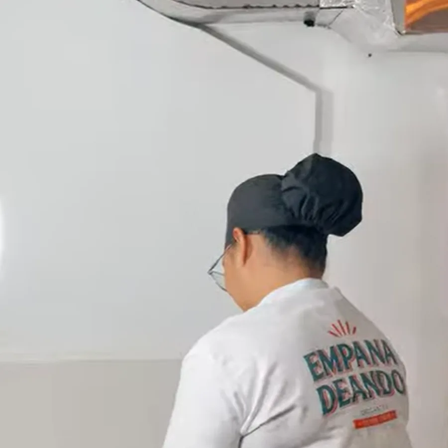 Integrante del equipo trabajando la masa en cocina