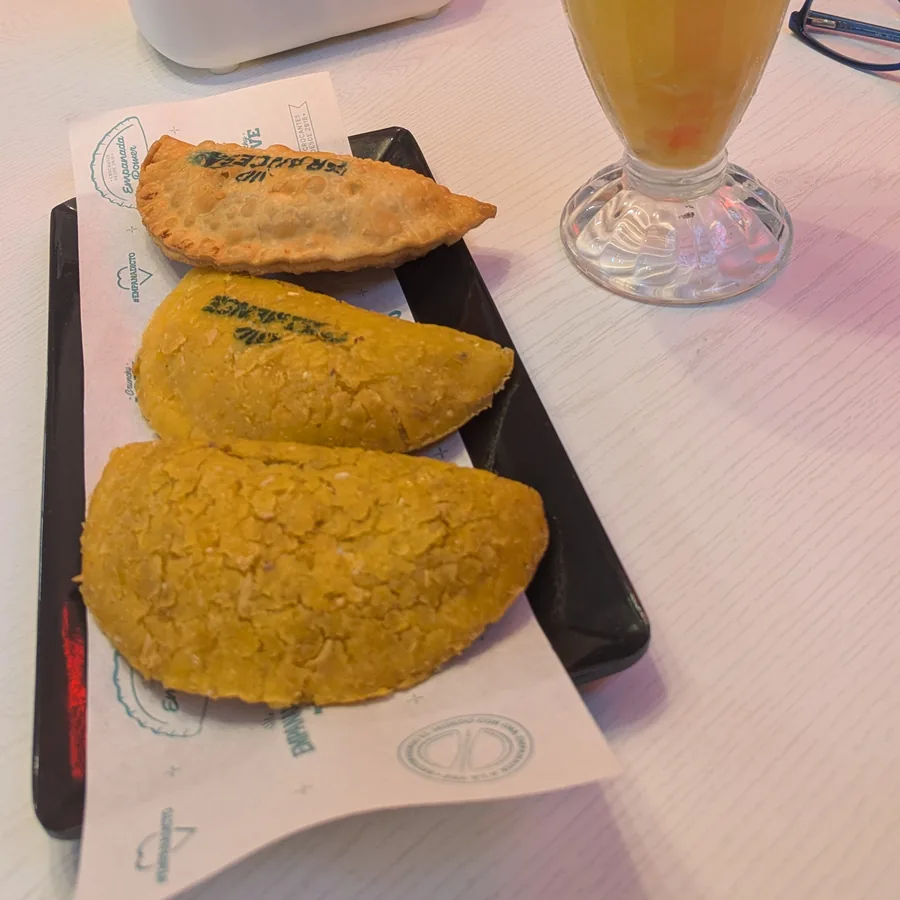 Empanadas selladas con la marca y limonada de la casa