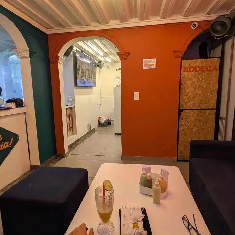 Sala VIP del local con sofás y zona de espera